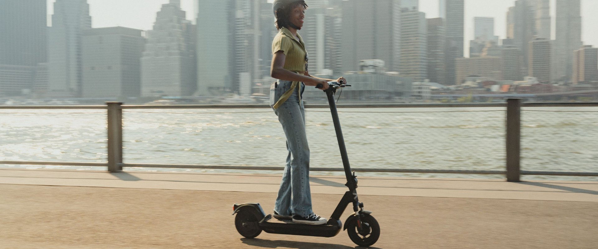 Describes the appearance of the image